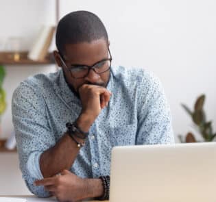 Man som tänker med dator