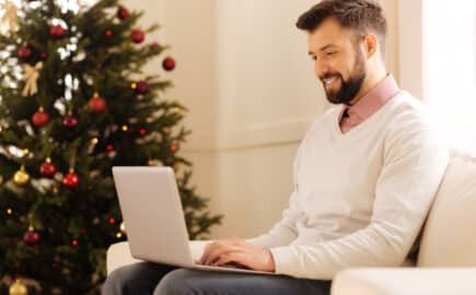 Man med dator under jul